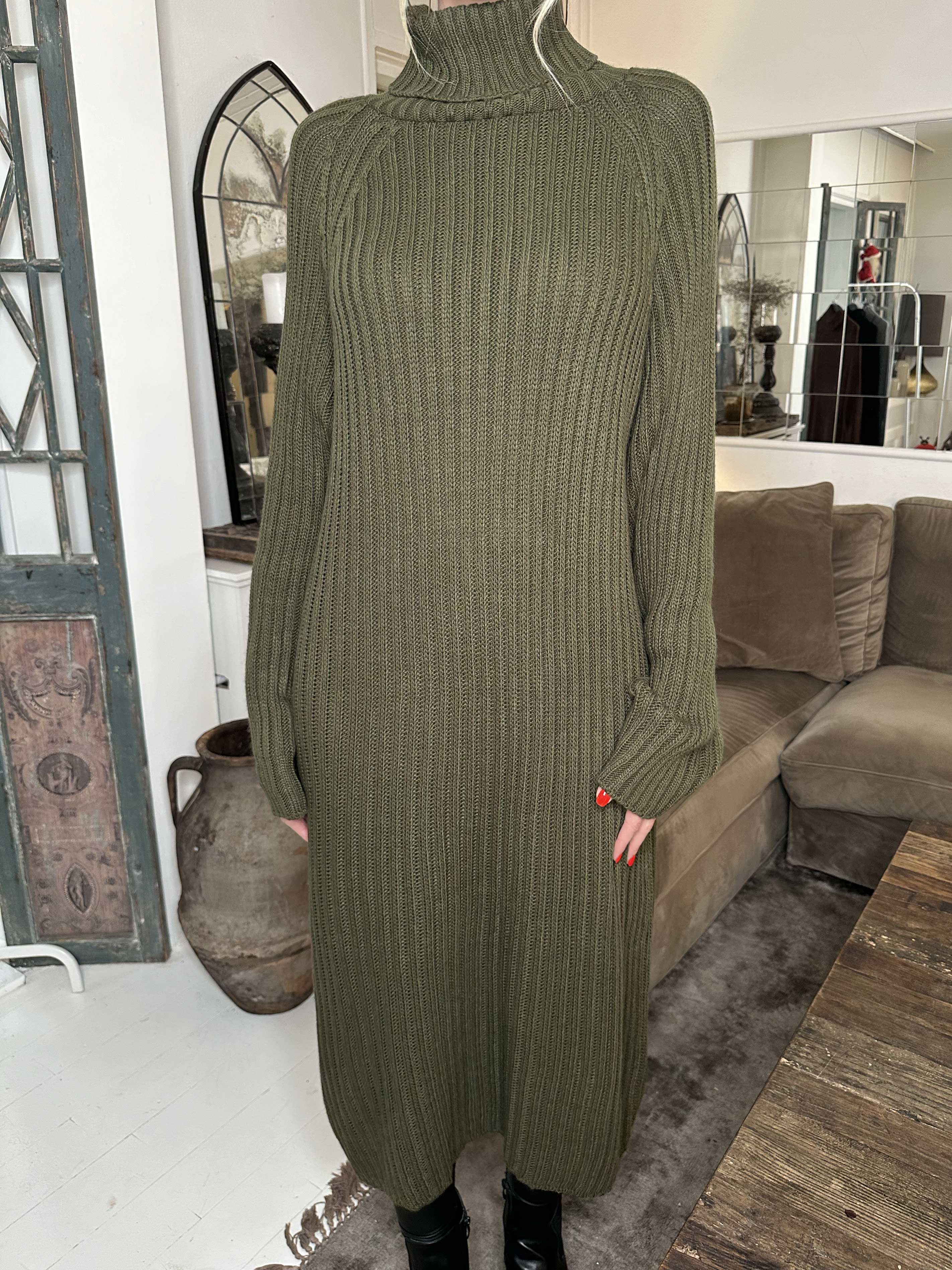 Milu - Lång stickad klänning med ribbstickning